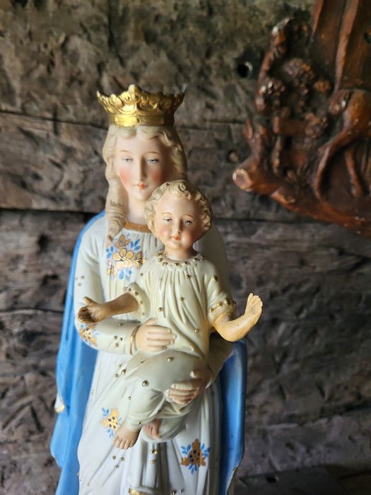 Biskwit Maryja Królowa dłonie rekonstruowane