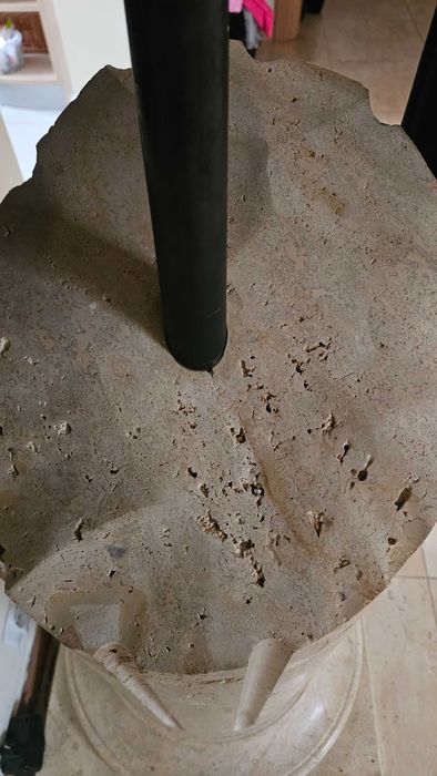 Kolumna z naturalnego trawertynu z podświetleniem LED