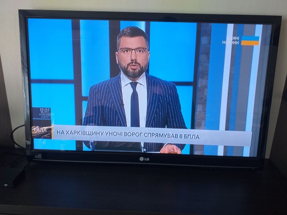 Продам телевизор LG 42"диагонал + крепление на стену