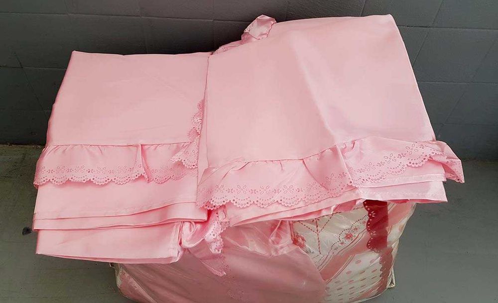 Edredão colcha rosa e branco 200x140 cm com 2 cortinados, camilha e 2 almofadas quadradas com folhos rosa