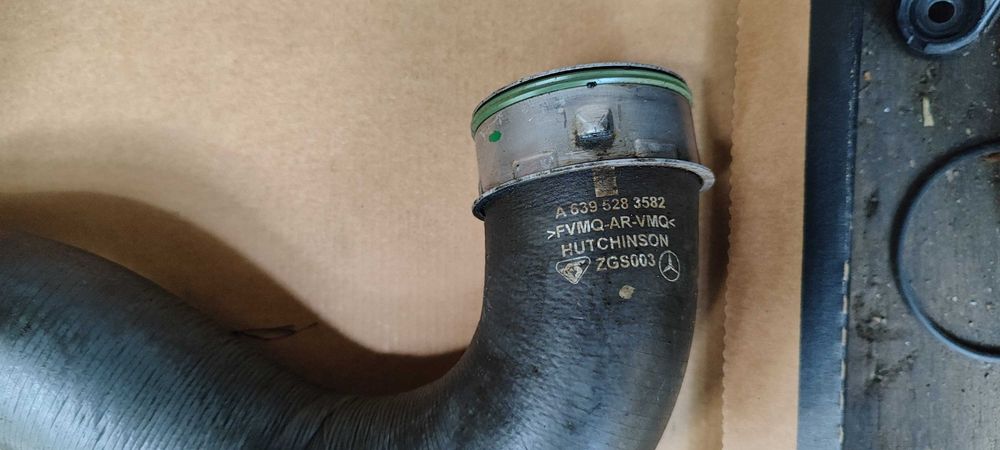 Патрубок інтеркулера OM642 Vito 639 A6395283582 почав розлазитись