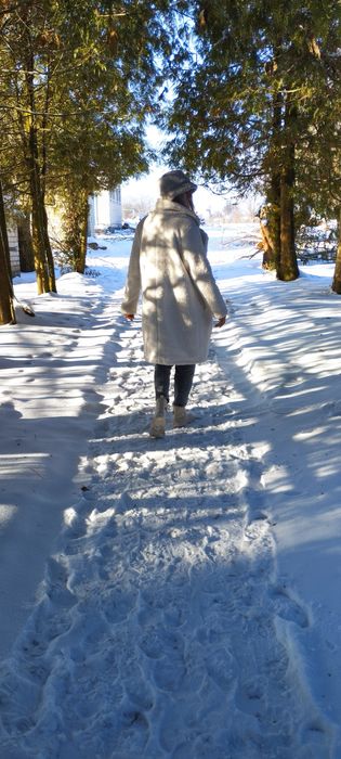 Зимова…… шубка… біла