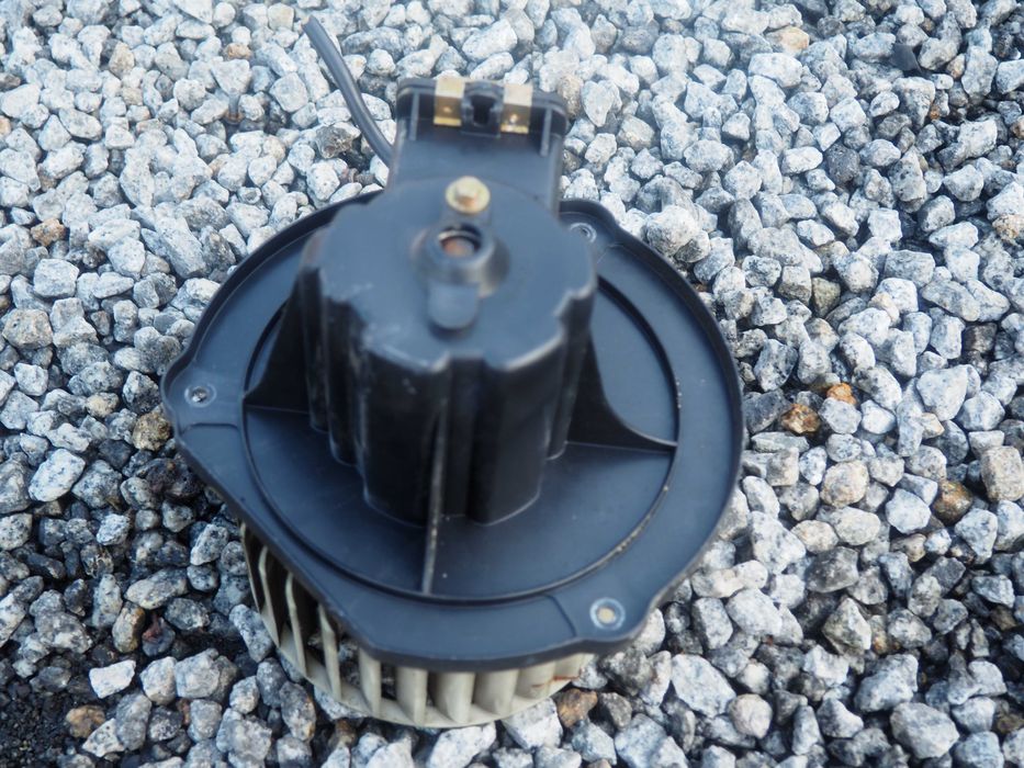 Silniczek nagrzewnicy mercedes w123 coupe 2.8