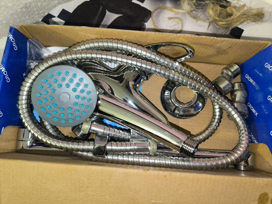 Продам новий змішувач для ванни в комплекті з сифоном.