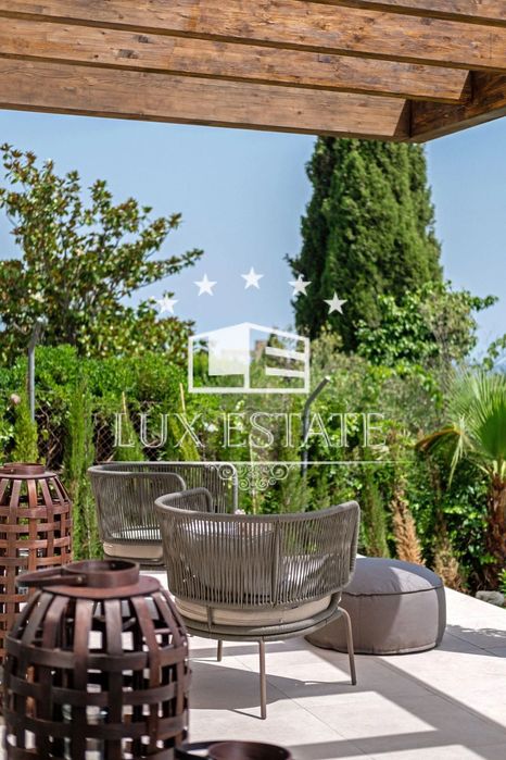 Дизайнерська вілла з видом на море та сучасною елегантністю