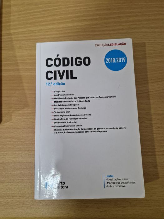 2 Livros código Civil e 2 livros da Constituição Portuguesa