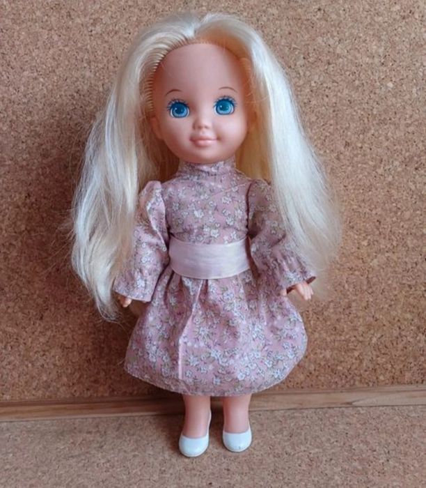 Original vintage Mattel doll, year 1994. Very long hair.