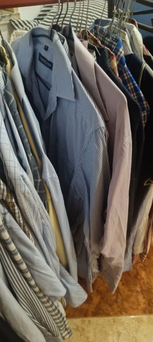 Camisas de vários tamanhos e marcas
