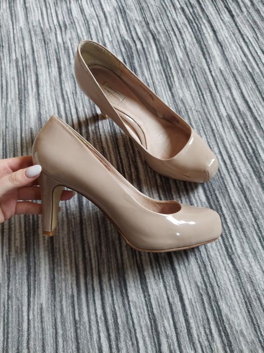 Czółenka damskie lakierowane na obcasie Next