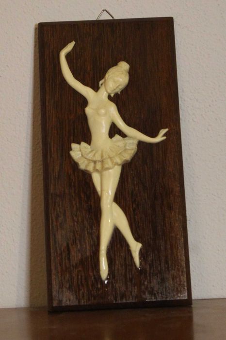 Bailarina em relevo, resina sob madeira exótica nobre, anos 60.