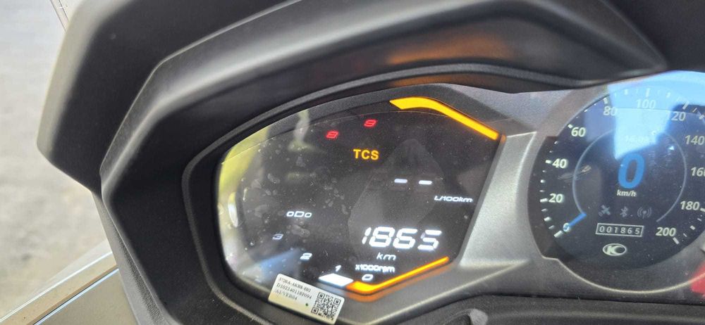 Kymco AK550 Premium com Top Case e Quad Lock