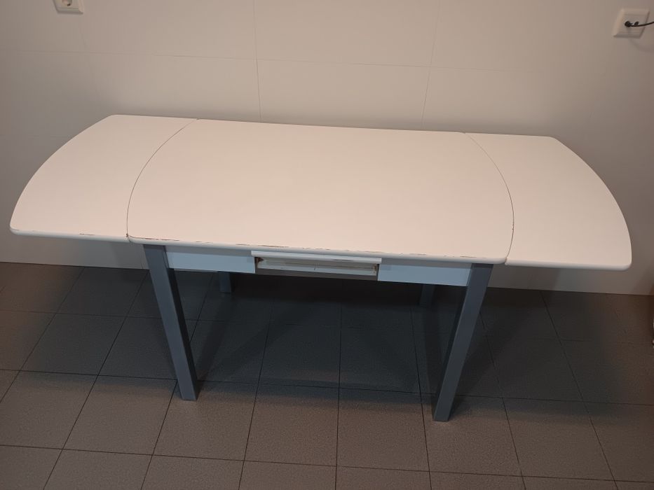 Mesa de cozinha com cadeiras