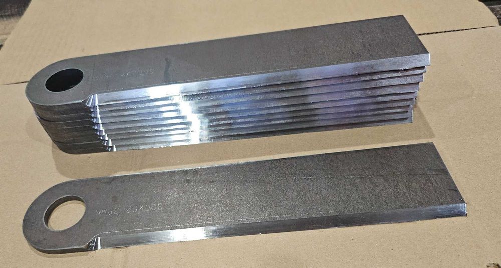 Nóż do przystawki 300x62x6 ∅30mm, cały z Hardox 500