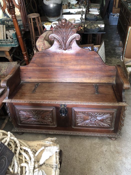 Banco feito de madeira