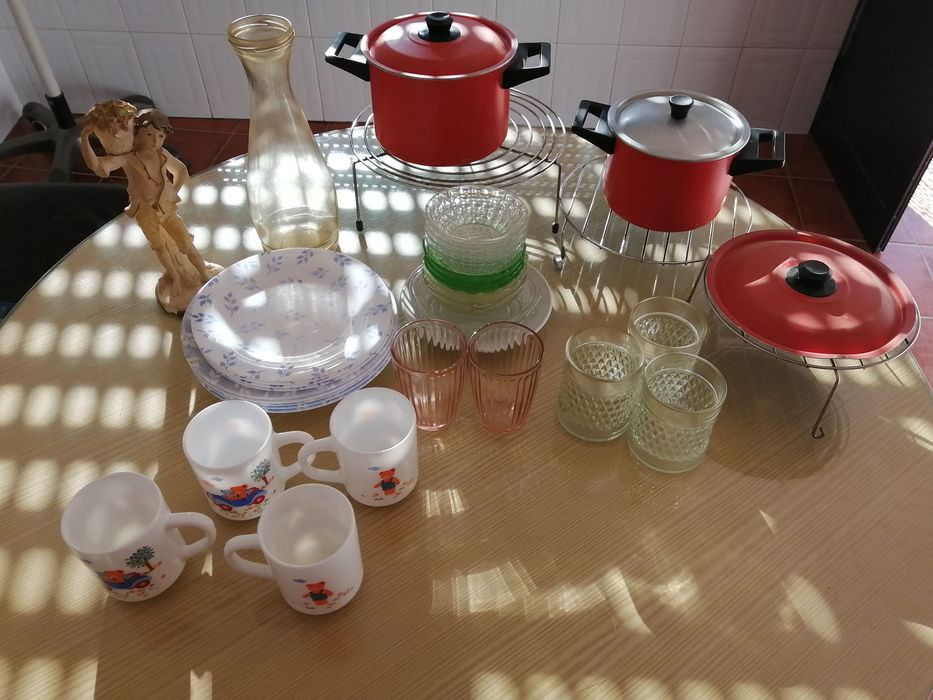 caixote com 40 peças loiças e tachos