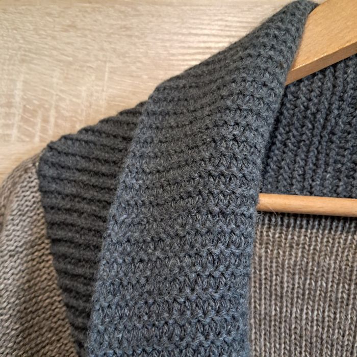 Długi kardigan 80 % wełna pasy sweter M