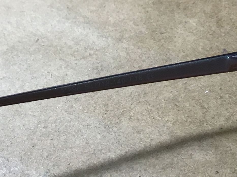 Armação de óculos em metal e lentes graduadas