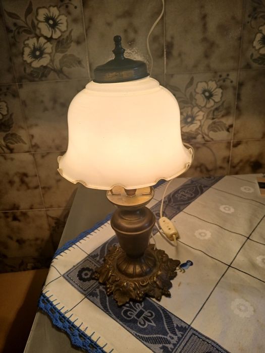 Vendo  um candeeiro de metal está funcionando lindamente.