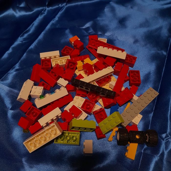 Varias peças de LEGO