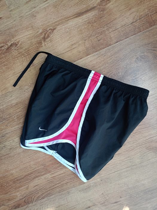spodenki damskie Nike rozmiar 38-40 stan bardzo dobry