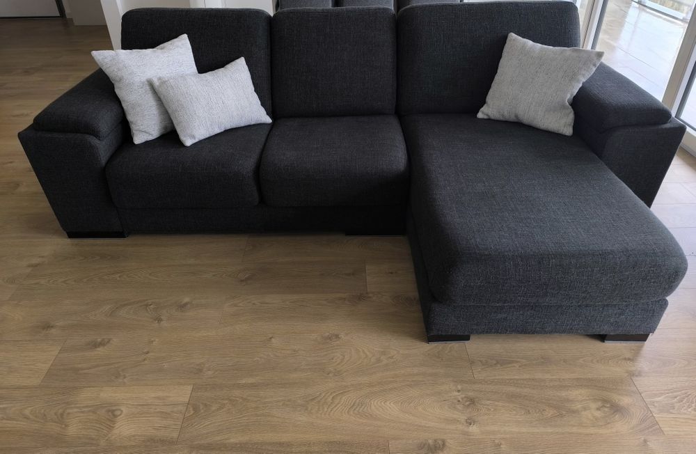 Sofá cinzento com chaise longue