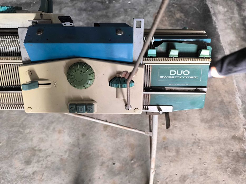 Vendo máquina de tricotar DUO Swiss Tricomatic