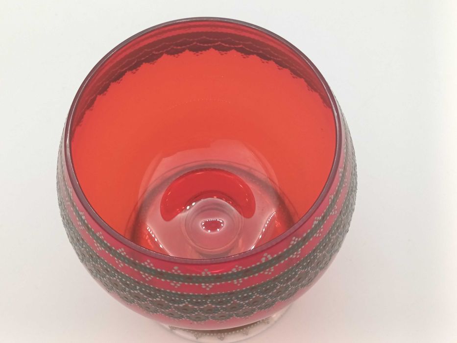 Pote decorativo em vidro vermelho pintado à mão