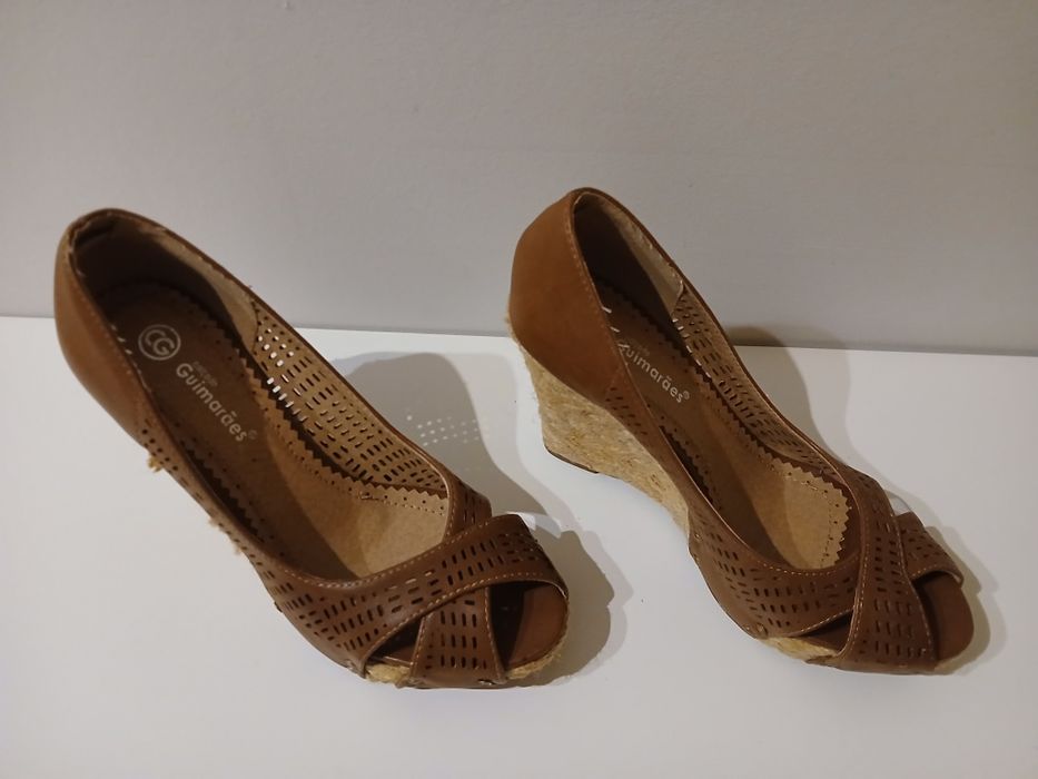 Sapato castanho aberto e com cunha