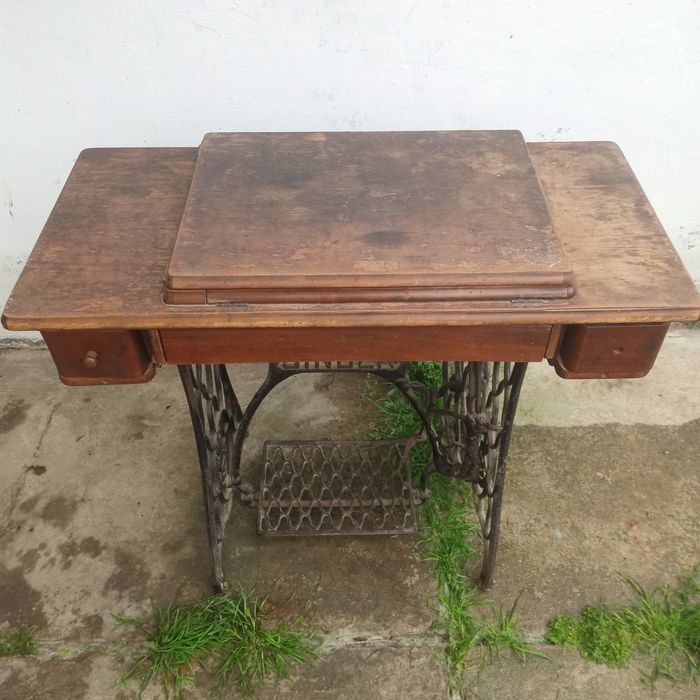 Швейна машинка Singer зі станиною