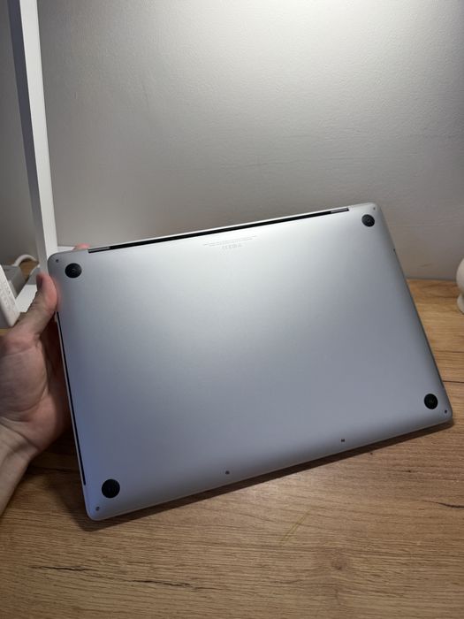 MacBook Pro 16 2019 8-Core i9 32GB RAM 512GB Radeon 4Gb