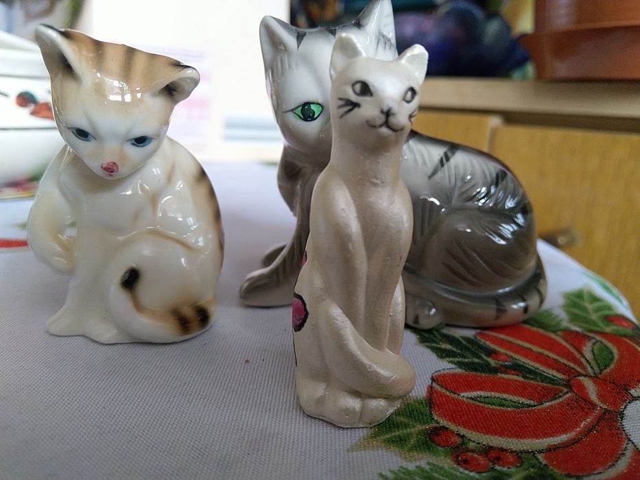Zestaw kotków ceramicznych.