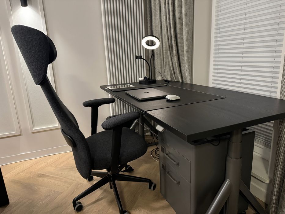 Profesjonalne stanowisko do pracy – IKEA IDÅSEN + GRÖNFJÄLL + 2x LG 27" 4K