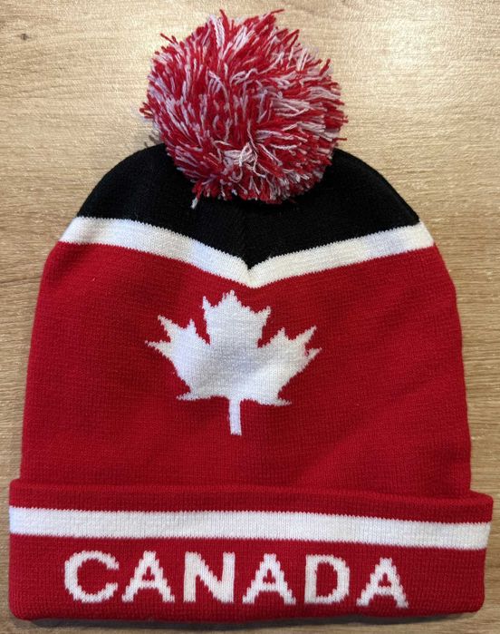 Набор зимних вещей с символикой Канады: шапка, перчатки, шарф