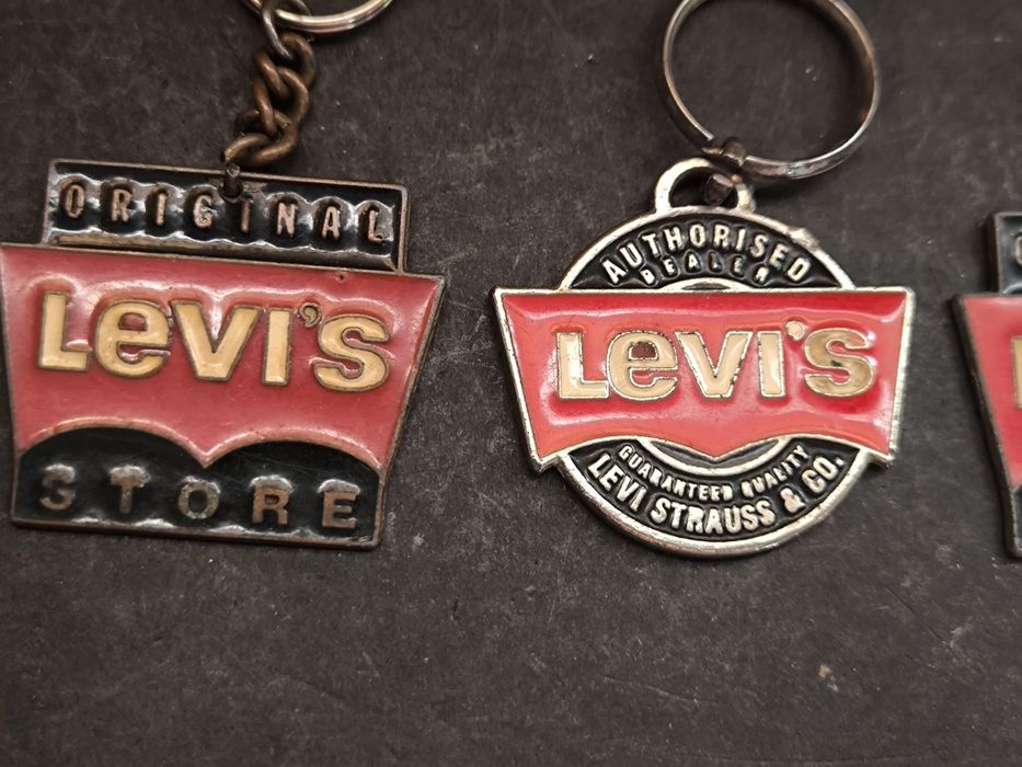 Porta-chaves Levi's Original Store.
Conjunto de três porta-chaves da L