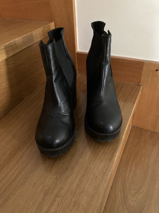 Botins pretos compensados