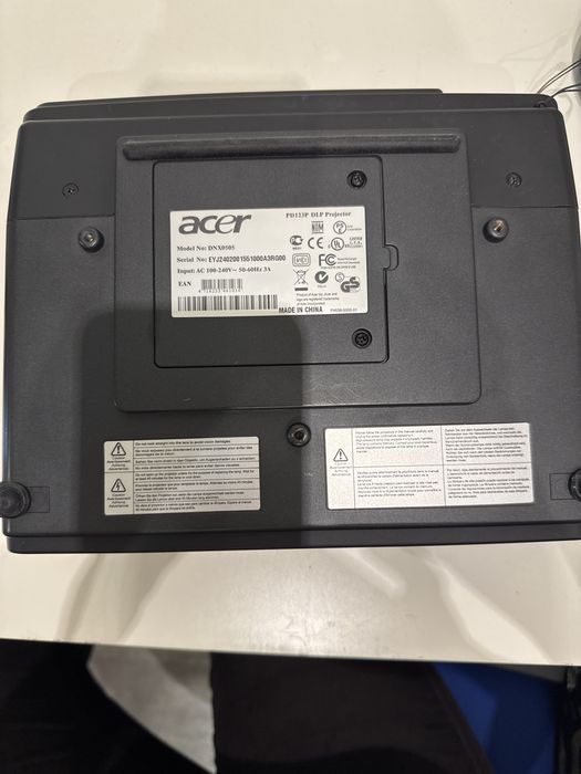 Projektor ACER prezentacje w firmie lub filmy w domu