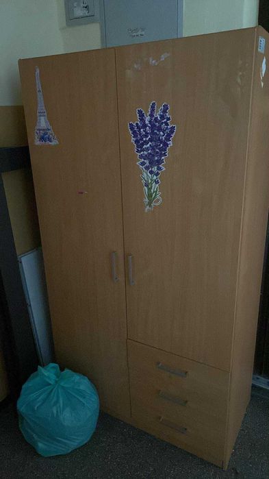 Meble (łóżko, fotel, szafa i stolik)