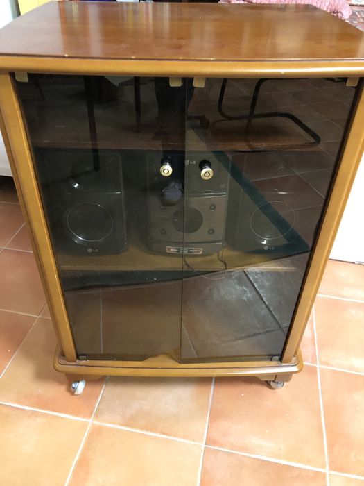 Móvel de televisão com rodas e portas vidro (está partido)