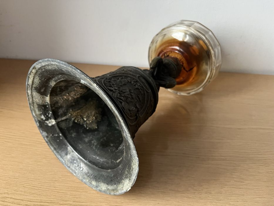 stara polska lampa naftowa stojąca dzwon zdobiona sceny żłobienia