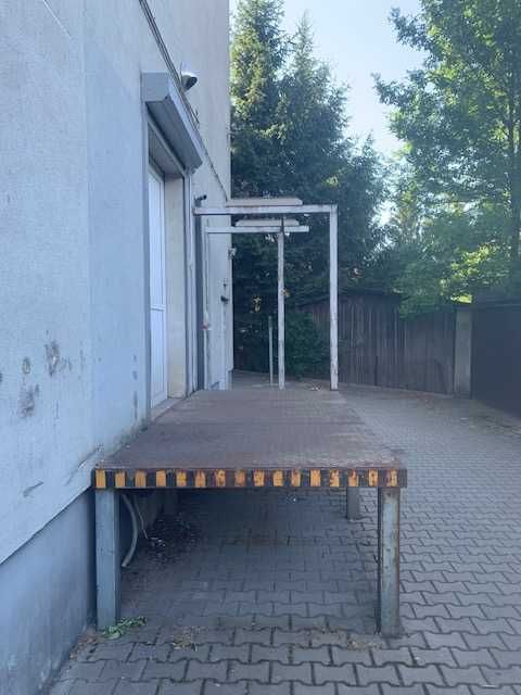 rampa dostawcza schody do budynku z wygodnym spocznikiem