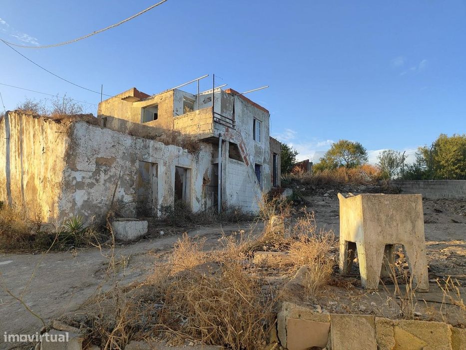 Ruína de 71m2 localizada em terreno misto de 5.760m2, e com terreno ur