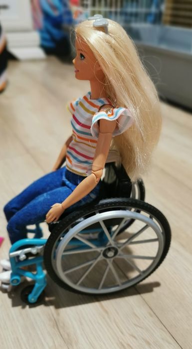Barbie Fashionistas lalka na wózku inwalidzkim plus podjazd