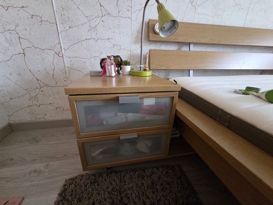 Cama com mesas de cabeceira e camiseiro