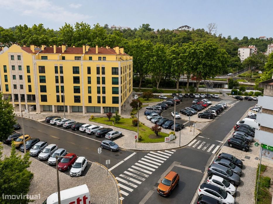 T4 Apartment with Balcony and Elevator in the Center of Leiria