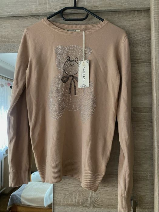 Bezowy sweter z misiem