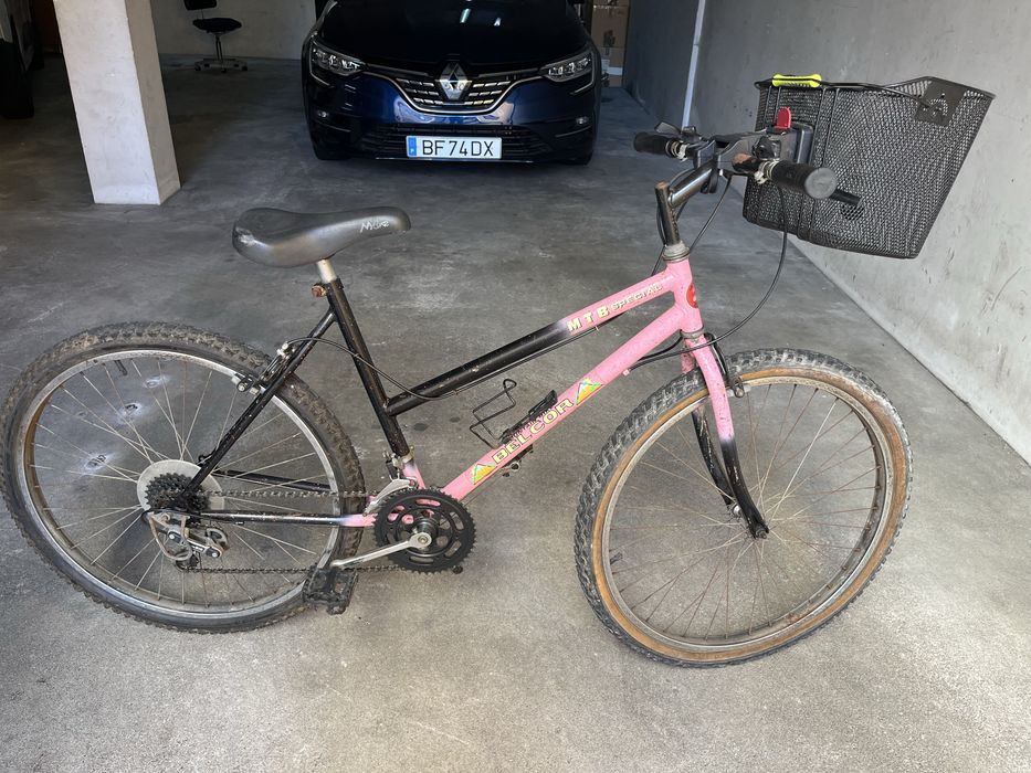 Bicicleta com marcha e cesta