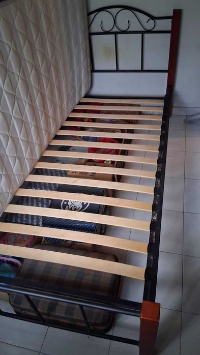 Camas de solteiro em madeira e ferro com colchões