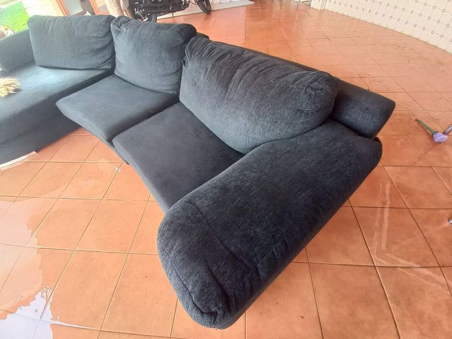 Sofá preto grande