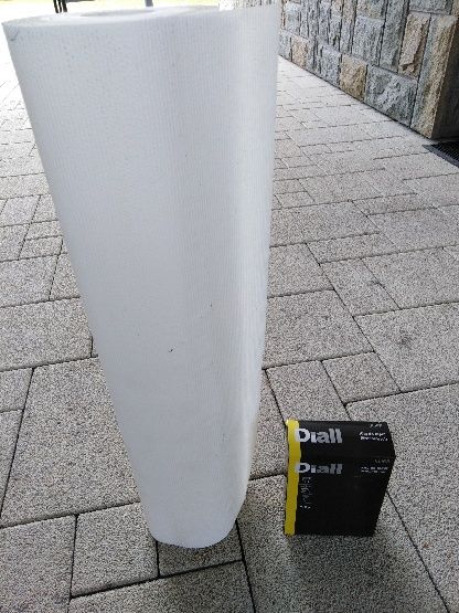 Sprzedam rolkę tapety białej i klej do tapet.