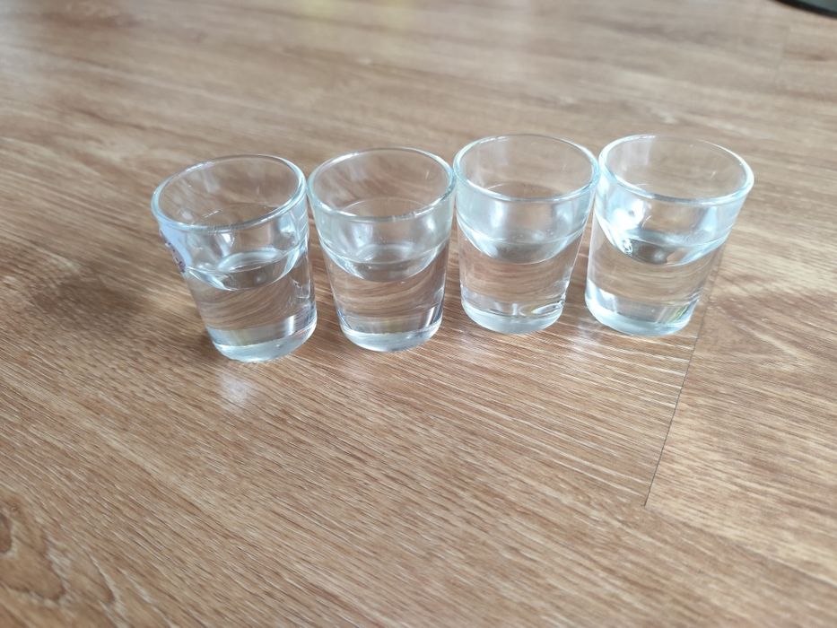4 copos de shot absolut